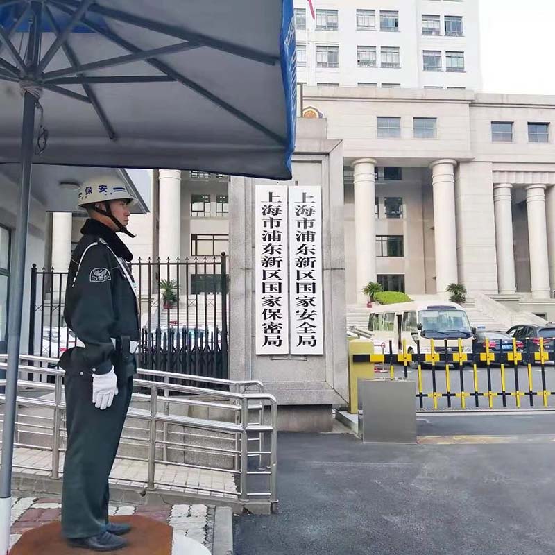 从浦东新区公安分局门前走过的人,一定会注意到门岗前那坚毅,阳光